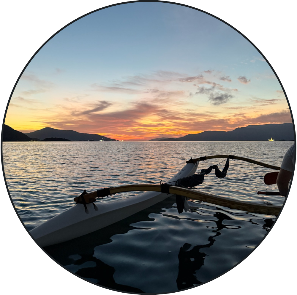 Foto entardecer remando na canoa